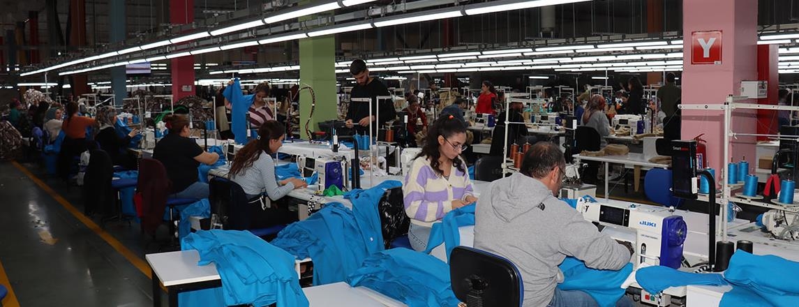Adıyaman’da çevre dostu fabrika kendi elektriğini üretip biriktirdiği yağmur suyunu kullanıyor.